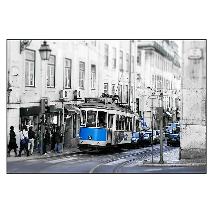 Cuadro Trolley car - Tranvía, An x Al: 90 x 60 cm - La imagen muestra un colorido tranvía en Lisboa, Portugal. El tranvía es azul y blanco y circula por el casco antiguo.
