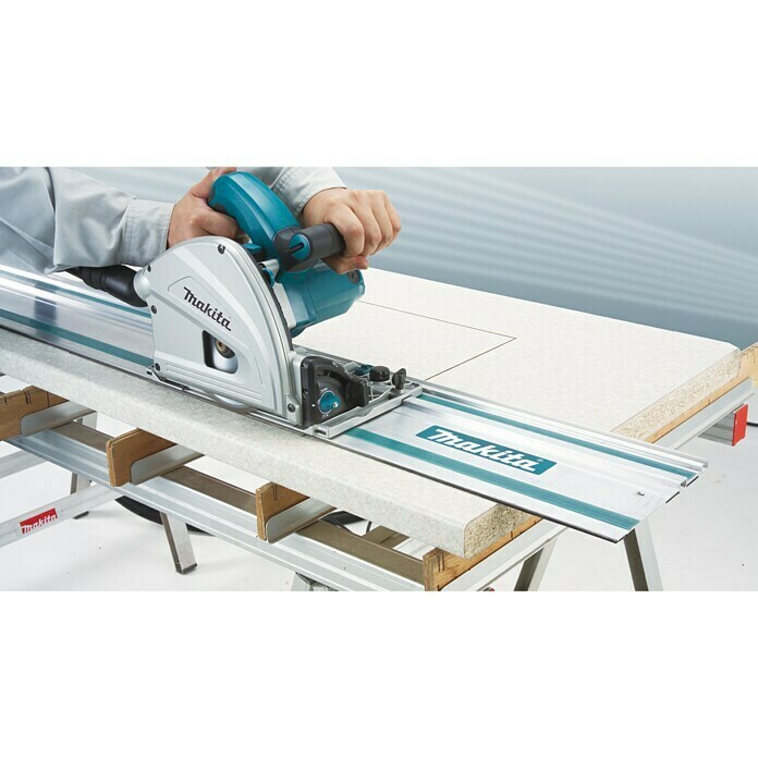 Makita Tauchsäge SP6000J1 mit Makpac und FührungsschieneLeistungsaufnahme: 1.300 W, Sägeblatt: Ø 165 mm, Leerlaufdrehzahl: 2.000 U/min - 6.400 U/min Use Shot