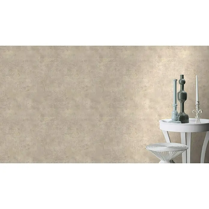 Rasch Vliestapete Beton - Braun, Betonoptik, 10,05 x 0,53 m - Nahaufnahme einer stilvollen Tischdekoration mit Kerzenhalter und Vasen auf einem Beistelltisch vor einer strukturierten Wand.
