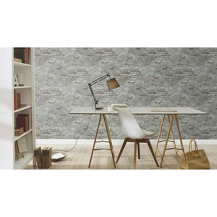 Rasch Vliestapete Bruchstein - Rot/Grau, Steinoptik, 10,05 x 0,53 m - Ein moderner Schreibtisch mit einer Lampe, einem weißen Stuhl und einer hellbraunen Handtasche in einem stilvollen Arbeitszimmer.