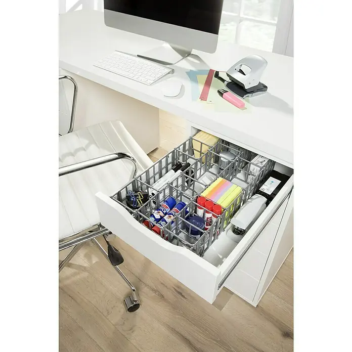 Ruco Schubladeneinsatz - L x B x H: 42 x 23 x 7,5 cm, Grau, Kunststoff - Offene weiße Schublade mit grauem Fach für Bürobedarf, darunter Klebestifte, Büroklammern, Marker, Haftnotizen und ein Hefter.