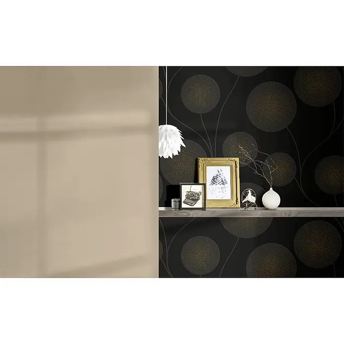 A.S. Création Vliestapete Blütenmuster - Schwarz/Metallic, Floral, 10,05 x 0,53 m - Ein modernes Interieur mit einer schwarzen Tapete mit goldenen Kreisen, einem Regal mit Deko und einer stilvollen Lampe.