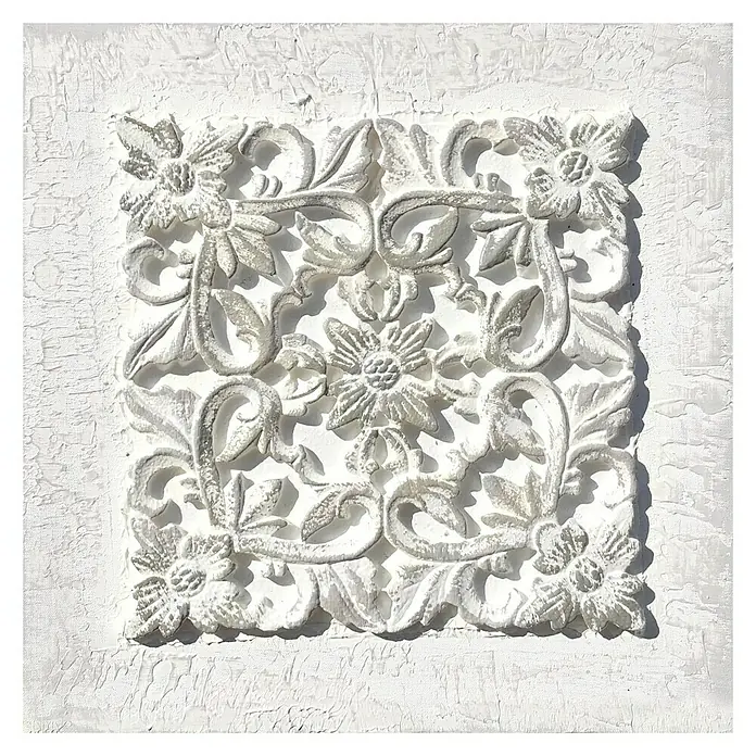 Cuadro con relieve Mosaic 1 - Pieces, An x Al: 40 x 40 cm - Panel de pared decorativo con adornos florales. La obra de arte consiste en madera tallada con un acabado blanco descolorido.