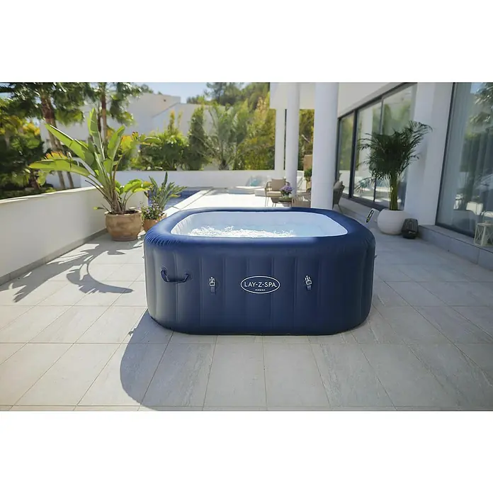 Bestway Lay-Z-Spa Mobil-Whirlpool Hawaii AirJet™ - L x B x H: 180 x 180 x 71 mm, Kobaltblau, 840 l - Nahaufnahme eines Lay-Z-Spa Hawaii Whirlpools auf einer Terrasse, der zum Entspannen einlädt. Der Whirlpool ist einladend mit klarem Wasser gefüllt.
