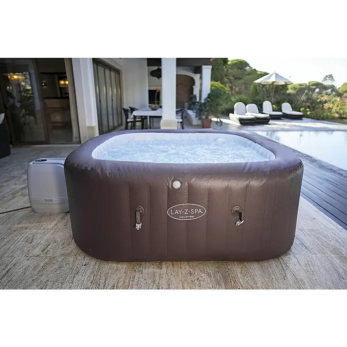 Bestway Lay-Z-Spa Mobil-Whirlpool Maldives HydroJet - L x B x H: 201 x 201 x 80 cm, Mahagoni, 1.050 l - Nahaufnahme eines Lay-Z-Spa Maldives Whirlpools auf einer Terrasse mit angrenzendem Pool.