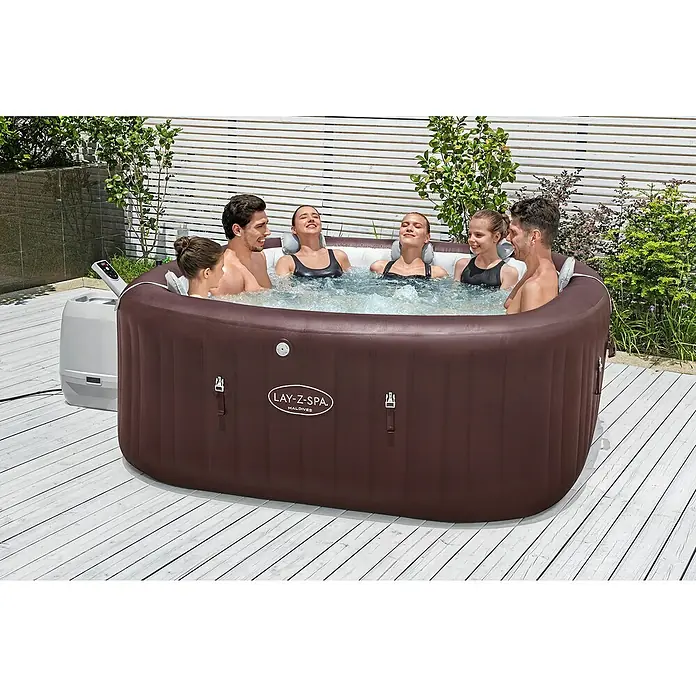 Bestway Lay-Z-Spa Mobil-Whirlpool Maldives HydroJet - L x B x H: 201 x 201 x 80 cm, Mahagoni, 1.050 l - Ein Lay-Z-Spa Maldives Whirlpool im Garten mit fünf Personen, die sich entspannen. Ideal für Wellness und Entspannung im Freien.