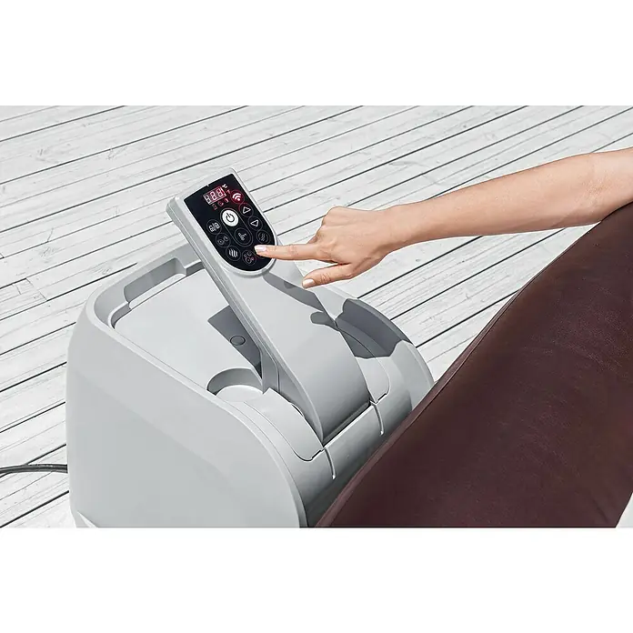 Bestway Lay-Z-Spa Mobil-Whirlpool Maldives HydroJet - L x B x H: 201 x 201 x 80 cm, Mahagoni, 1.050 l - Detailaufnahme einer Hand, die die Steuerung eines tragbaren Whirlpool-Heizgeräts bedient.