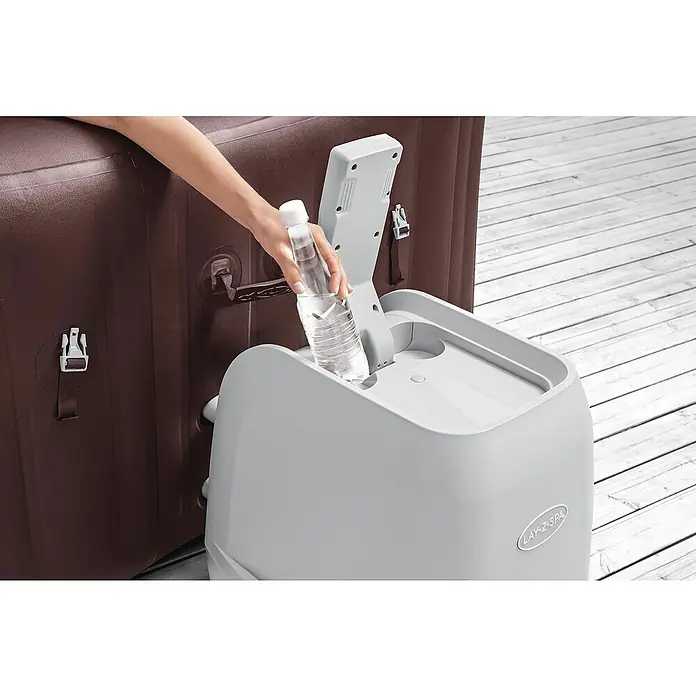 Bestway Lay-Z-Spa Mobil-Whirlpool Maldives HydroJet - L x B x H: 201 x 201 x 80 cm, Mahagoni, 1.050 l - Ein Arm legt eine Wasserflasche in einen Lay-Z-Spa Kühler, der sich neben einem Whirlpool befindet.