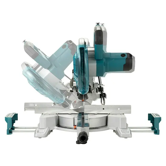 Makita Kapp- & Gehrungssäge LS0816F - 1.200 W, Durchmesser Sägeblatt: 216 mm, Leerlaufdrehzahl: 5.000 U/min - Eine Akku-Kapp- und Gehrungssäge in blau-schwarz-silberner Farbe, die auf einem schwarzen Hintergrund vor einer Werkstatt verwendet wird.