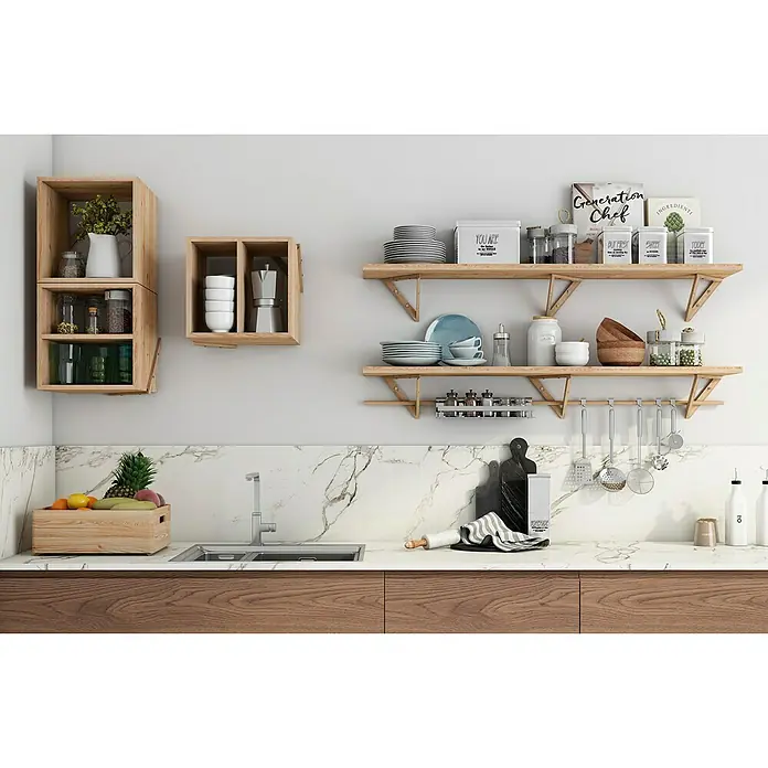 Astigarraga Triangle Soporte de estanterías - L x Al: 20 x 20 cm, Carga soportada: 20 kg, Natural - Una decoración de cocina con estantes que exhiben platos, cuencos y especias. Un fregadero y una encimera de madera complementan la imagen.