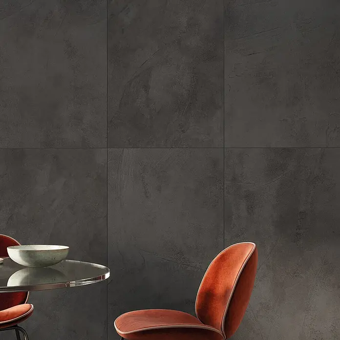 Atlas Concorde Solution Feinsteinzeugfliese Kaleidos Black - 60 x 120 cm, Schwarz, Matt - Große, dunkelgraue Wandplatten in Betonoptik mit feiner, unregelmäßiger Textur im modernen Interieur.