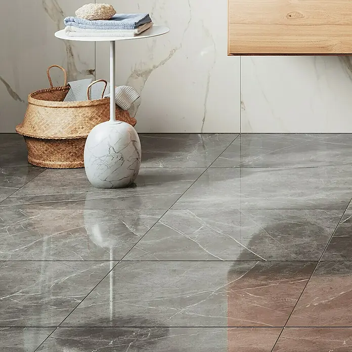 Atlas Concorde Solution Marble Vison Feinsteinzeugfliese Grigio Chiaro - 60 x 60 cm, Grau, Glänzend - Elegante graue Marmorfliesen mit subtilen weißen Adern verleihen dem Raum einen modernen und luxuriösen Touch. Perfekt für stilvolle Badezimmer und Küchen.