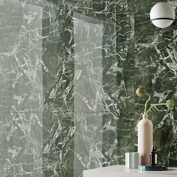 Atlas Concorde Solution Marble Vison Feinsteinzeugfliese Verde Bosco - 60 x 120 cm, Grün, Glänzend - Wandverkleidung mit grünen Marmorfliesen, die ein elegantes und modernes Ambiente schaffen. Eine stilvolle Lösung für jeden Raum.