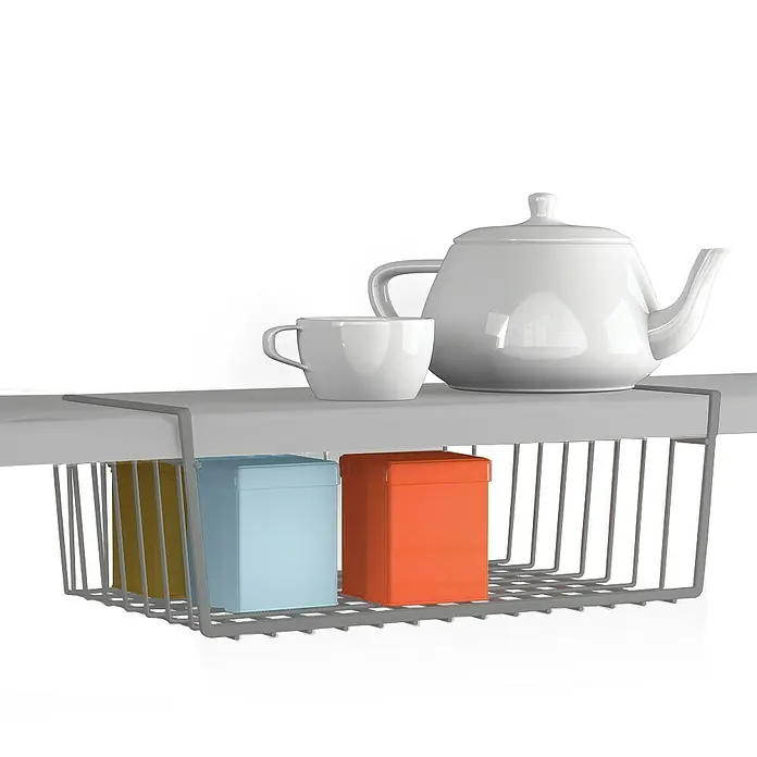 Metaltex Allzweck-Korb Kanguro 40 - L x B x H: 40 x 26 x 14 cm, Metall, Einhängen - Ein weißes Teeservice und Teeboxen in einem grauen Metallkorb, der an einer grauen Oberfläche hängt.