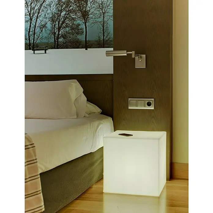 New Garden Lámpara LED decorativa Cuby 40 - Blanco, L x An x Al: 40 x 40 x 40 cm, 650 lm - Mesita de noche cúbica blanca iluminada con un smartphone encima, junto a una cama en un dormitorio moderno.