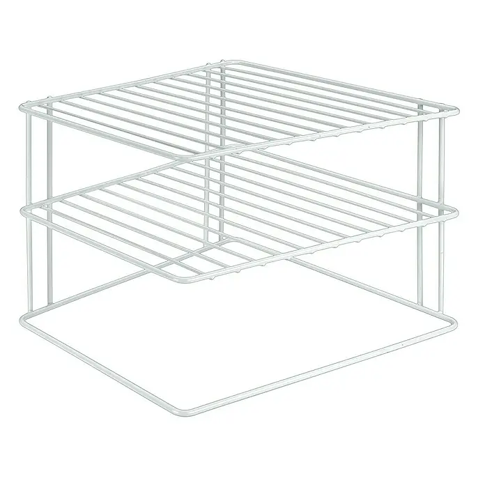 Metaltex Eckschrank-Einsatz Silos - L x B x H: 25 x 25 x 19 cm, Metall - Dieses Bild zeigt einen weißen Eckregal-Organizer aus Metalldraht mit drei Ebenen vor einem schwarzen Hintergrund.