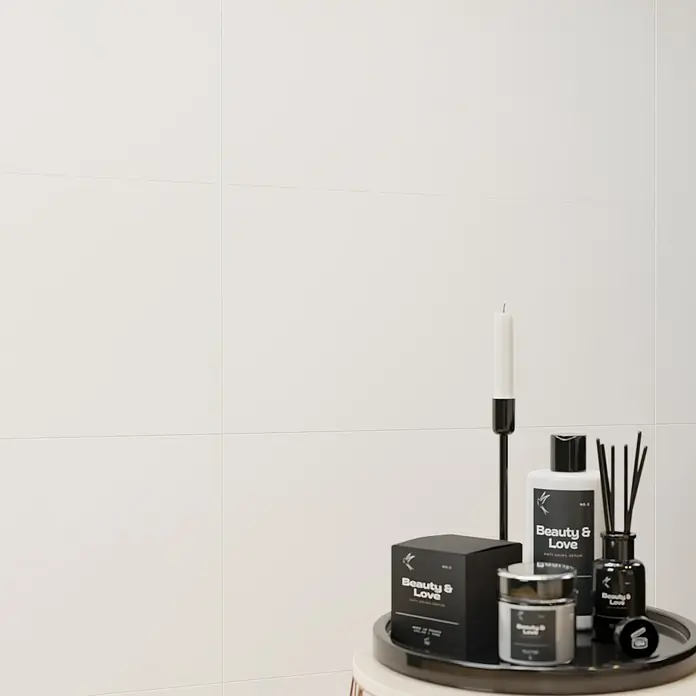 Wandfliese Objekt - 30 x 60 cm, Weiß, Matt - Produktansicht von Beauty & Love Hautpflegeprodukten in Schwarz und Weiß, darunter Serum und Feuchtigkeitscreme, auf einem eleganten Tablett präsentiert.
