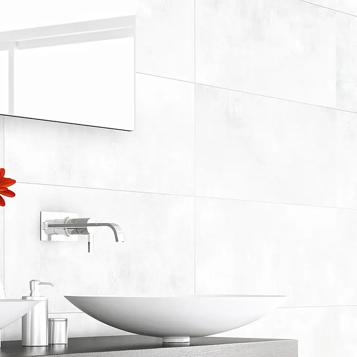 Wandfliese Casa - 29,7 x 59,7 cm, Weiß, Matt - Modernes Badezimmerwaschbecken mit schlankem Design und Chromarmatur vor weißen Wandfliesen. Der Fokus liegt auf der Waschtischarmatur und Waschbecken.