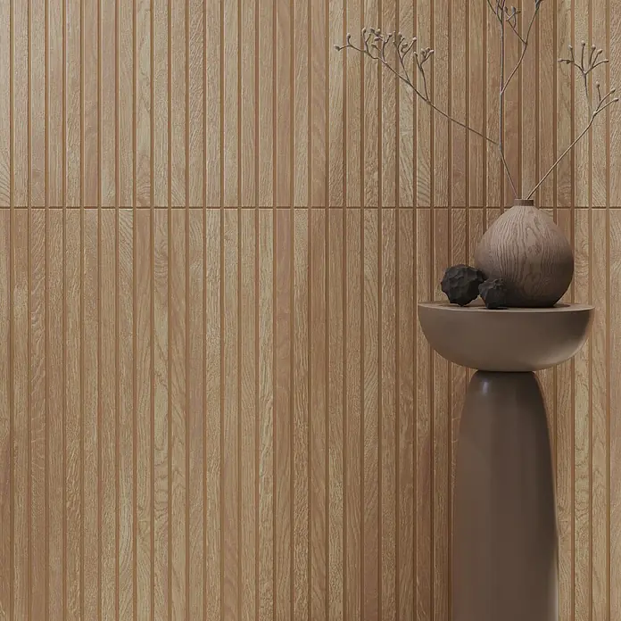 Wandfliese Boseli Wood - 29,8 x 59,8 cm, Hellbeige, Matt - Dekorative Holzpaneele an der Wand, ergänzt durch eine stilvolle Vase auf einem passenden Podest, schaffen eine warme, natürliche Atmosphäre.