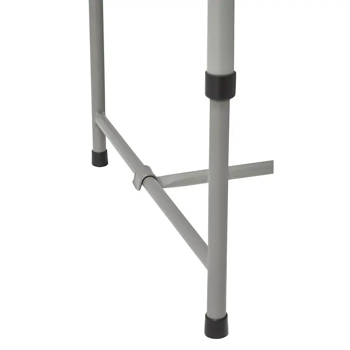 Mesa de jardín Alan - L x An x Al: 122 x 61 x 74 cm, HDPE/Acero, Blanco roto - Primer plano de un zapatero de metal gris con pies de goma y piezas de conexión para mayor estabilidad y organización.