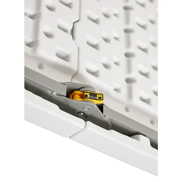 Mesa de jardín Alan - L x An x Al: 122 x 61 x 74 cm, HDPE/Acero, Blanco roto - Primer plano de una mesa plegable con un cierre amarillo "Switch", que muestra el mecanismo de bloqueo, diseñado para una fácil instalación y almacenamiento.