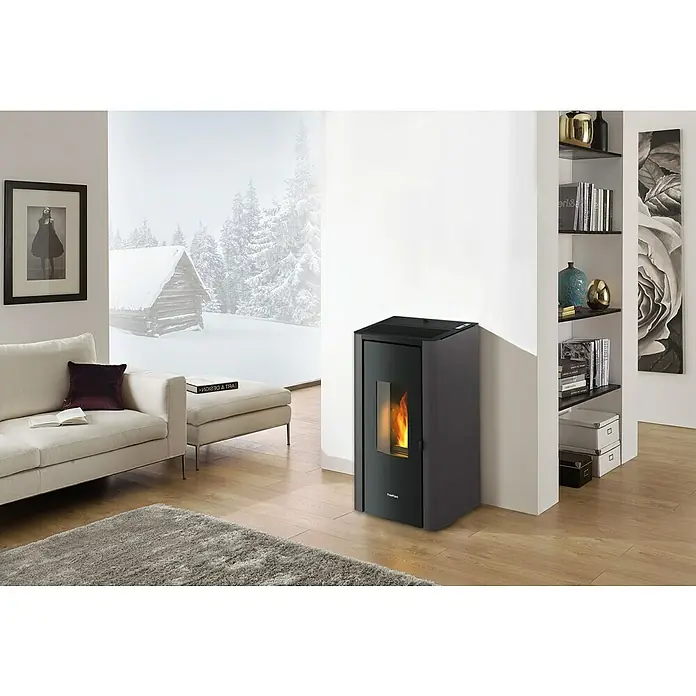 FreePoint Pelletofen Indigo - 7 kW, Raumheizvermögen: 57,6 m³ - 156 m³, Anthrazit - Elegantes Wohnzimmer mit einem modernen Pelletofen. Der Ofen ist schwarz und hat eine Glasscheibe, durch die man das Feuer sehen kann.
