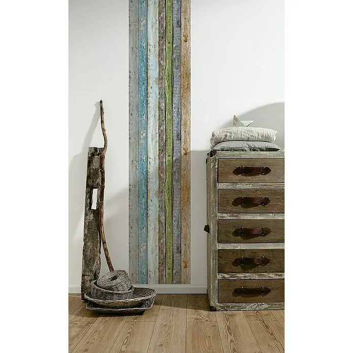 A.S. Création Designpanel pop.up - Bretter, Blau/Grün, 35 cm x 2,5 m - Dekoratives Interieur mit einer bemalten Holztafel, einem geflochtenen Korb und einer Kommode im Vintage-Stil.