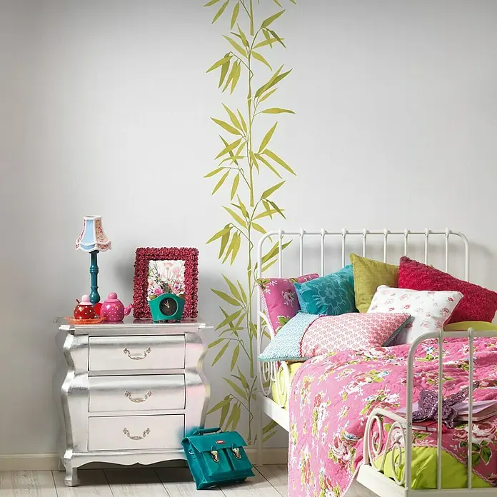 A.S. Création Designpanel pop.upBambus, Grün/Weiß, 35 cm x 2,5 m - Farbenfrohes Kinderzimmer mit weißem Bettgestell, Nachttisch und grünen Bambus-Akzenten an der Wand.