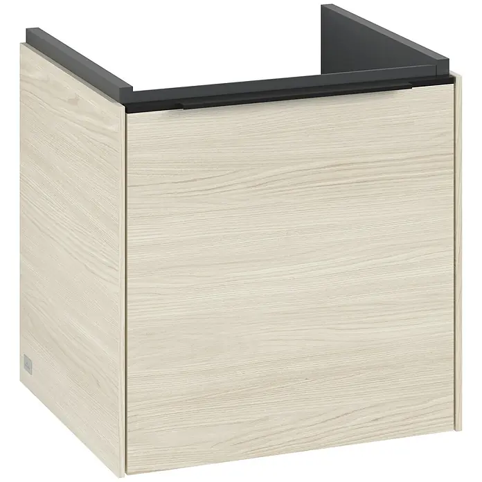Villeroy & Boch Subway 3.0 Waschbeckenunterschrank - White Oak, Anzahl Türen: 1 Stk., Farbe Griff: Volcano Black, B x T x H: 42,3 x 37,8 x 42,9 cm, DIN Anschlag: Links - Detailaufnahme eines hellen Holzschranks mit einer modernen, dunklen Arbeitsplatte. Das Möbelstück strahlt schlichte Eleganz aus.
