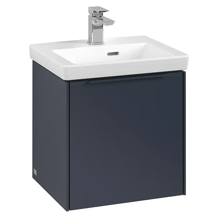 Villeroy & Boch Subway 3.0 Waschbeckenunterschrank - Marine Blue, Anzahl Türen: 1 Stk., Farbe Griff: Monochrom, B x T x H: 42,3 x 37,8 x 42,9 cm, DIN Anschlag: Links - Ein schickes Badezimmerwaschbecken mit Unterschrank in dunklem Anthrazit und einer Armatur aus glänzendem Chrom.