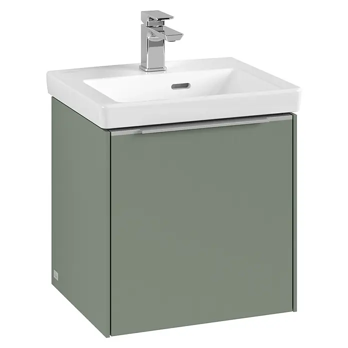 Villeroy & Boch Subway 3.0 Waschbeckenunterschrank - Soft Green, Anzahl Türen: 1 Stk., Farbe Griff: Aluminium glänzend, B x T x H: 42,3 x 37,8 x 42,9 cm, DIN Anschlag: Links - Ein moderner Waschtischunterschrank in sanftem Grün mit einem eleganten weißen Waschbecken und einer Armatur in Chromoptik.