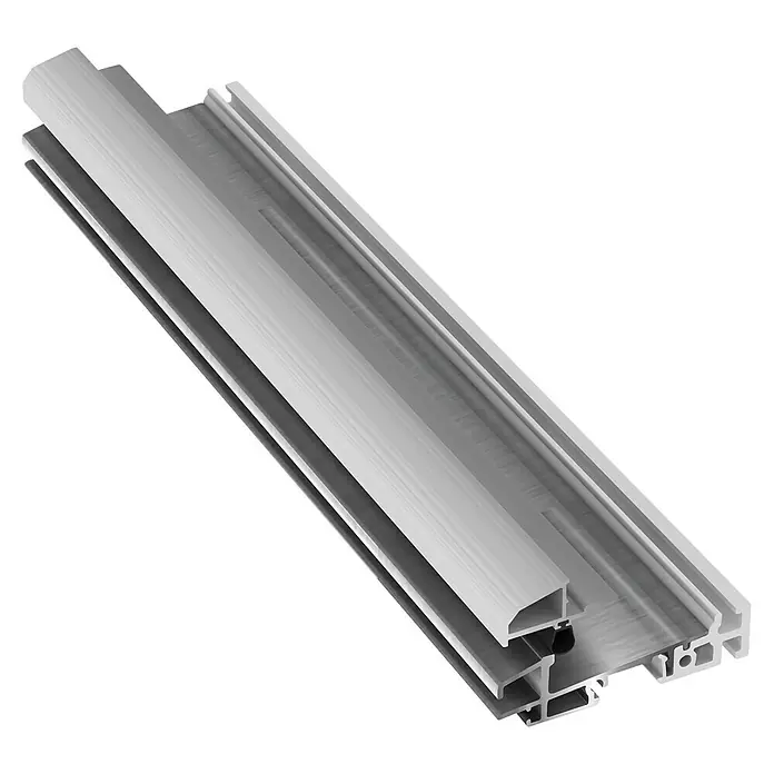 Panto Haustür Premium SMK 017 - 110 x 210 cm, DIN Anschlag: Links, Weiß - Nahaufnahme eines silbernen Aluminiumprofils, das durch sein Design und seine präzisen Linien besticht. Ideal für moderne Konstruktionen.