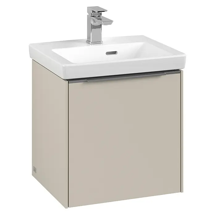 Villeroy & Boch Subway 3.0 Waschbeckenunterschrank - Cashmere Grey, Anzahl Türen: 1 Stk., Farbe Griff: Aluminium glänzend, B x T x H: 42,3 x 37,8 x 42,9 cm, DIN Anschlag: Links - Ein moderner Waschtisch mit einem beigefarbenen Unterschrank und einem eckigen Waschbecken mit Armatur.