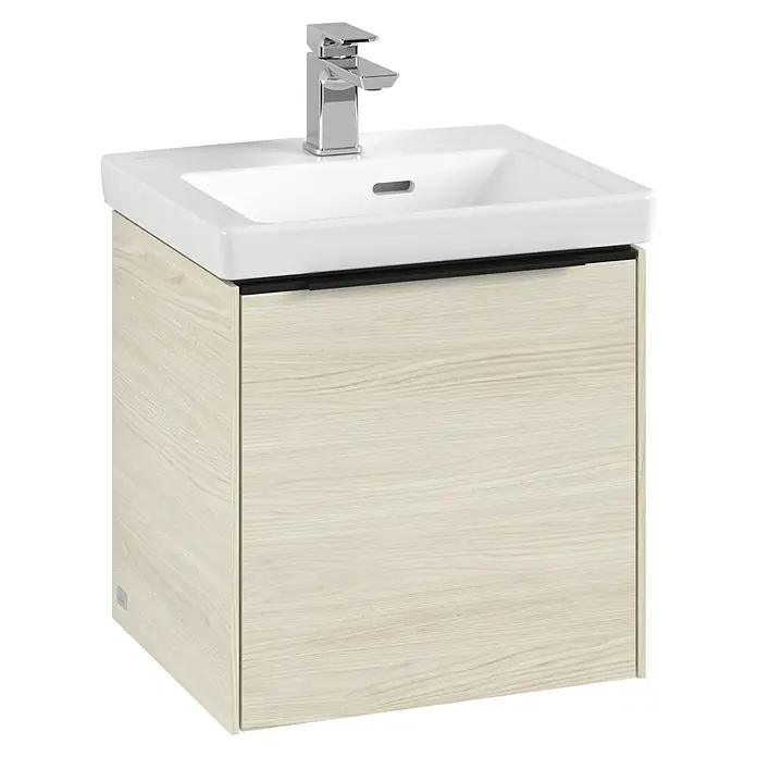 Villeroy & Boch Subway 3.0 Waschbeckenunterschrank - White Oak, Anzahl Türen: 1 Stk., Farbe Griff: Volcano Black, B x T x H: 42,3 x 37,8 x 42,9 cm, DIN Anschlag: Links - Ein Waschbeckenunterschrank in Holzoptik mit einem modernen, verchromten Wasserhahn. Das Waschbecken ist rechteckig und weiß.