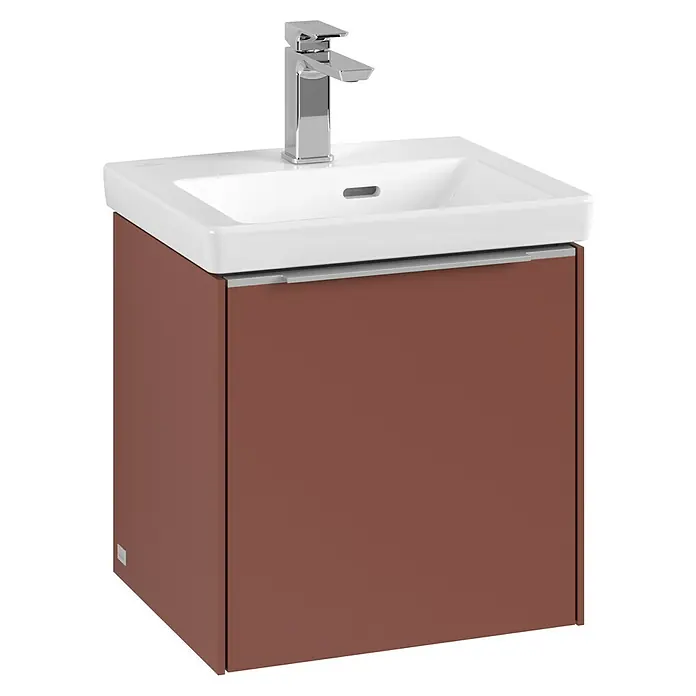 Villeroy & Boch Subway 3.0 Waschbeckenunterschrank - Wine Red, Anzahl Türen: 1 Stk., Farbe Griff: Aluminium glänzend, B x T x H: 42,3 x 37,8 x 42,9 cm, DIN Anschlag: Rechts - Ein moderner Waschtischunterschrank in Braun mit einem stilvollen weißen Waschbecken und einer glänzenden Armatur.