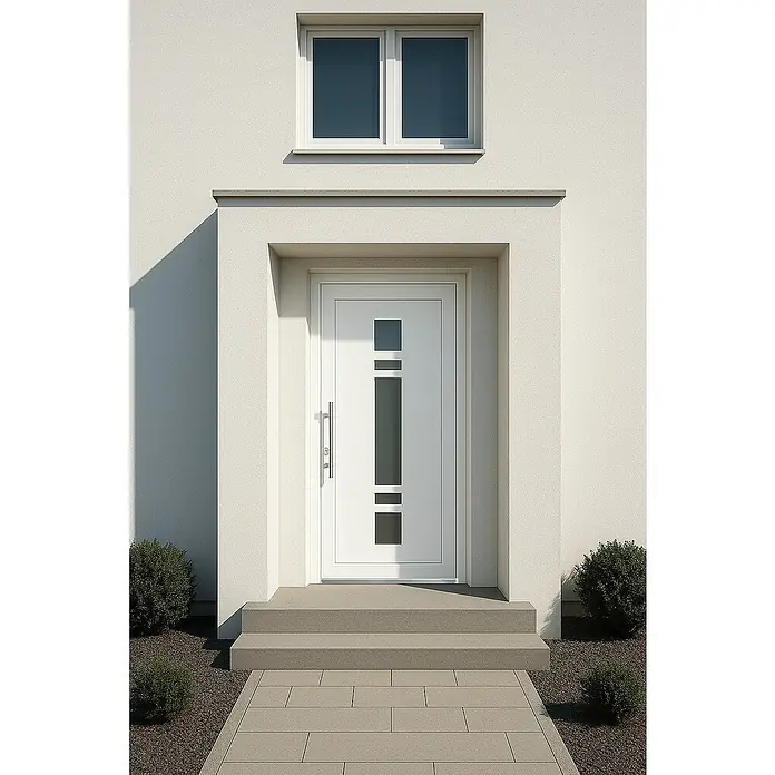 Panto Haustür Premium SMK 017 - 110 x 210 cm, DIN Anschlag: Links, Weiß - Weiß lackierte Haustür mit senkrechtem Glaseinsatz und schlichtem, länglichen Griff, umrahmt von einer Fassade mit kleinem Fenster.