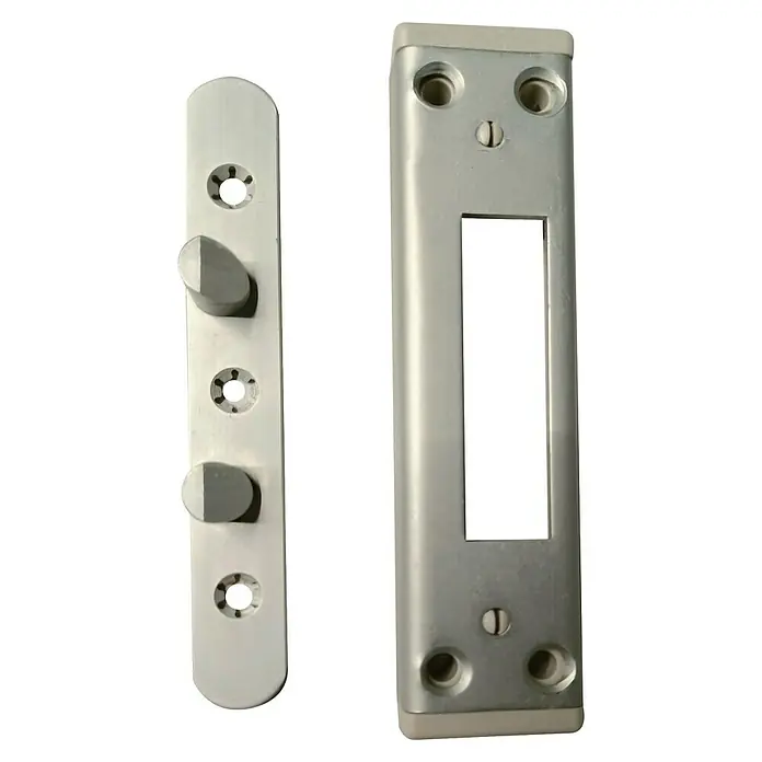 Panto Haustür Premium SMK 017 - 110 x 210 cm, DIN Anschlag: Rechts, Weiß - Nahaufnahme eines Türschloss-Sets aus Metall, das Sicherheit und Funktionalität für moderne Türen bietet.