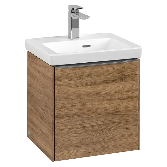 Villeroy & Boch Subway 3.0 Waschbeckenunterschrank - Kansas Oak, Anzahl Türen: 1 Stk., Farbe Griff: Aluminium glänzend, B x T x H: 42,3 x 37,8 x 42,9 cm, DIN Anschlag: Rechts - Ein moderner Waschtischunterschrank in Holzoptik mit einem stilvollen, weißen Waschbecken und einer glänzenden Armatur.