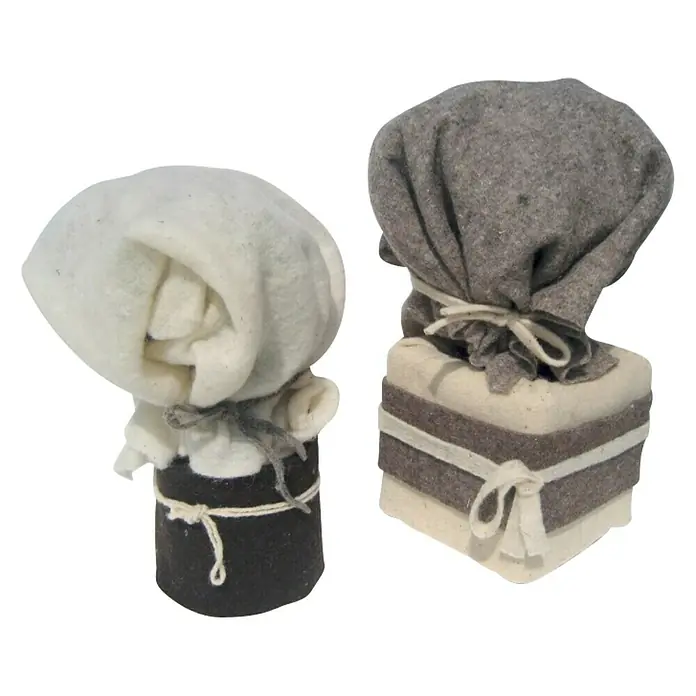 Windhager Kälteschutz Schafwoll-Filzmatte - L x B: 2 x 0,5 m, Grau - Zwei dekorative Stoffpuppen, eine in Weiß und Schwarz, die andere in Grau und Beige, beide mit kleinen Schnüren verziert, für eine festliche Atmosphäre.
