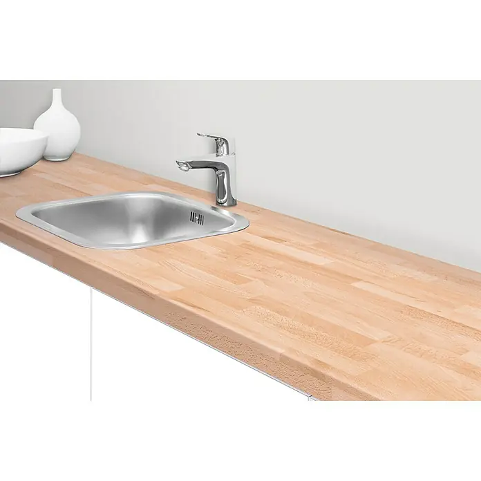 Resopal Basic Encimera de cocina al corte - Beech Board, Espesor: 3,8 cm, Ancho: 90 cm - Vista de un fregadero de cocina de acero inoxidable con encimera de madera, grifo y armarios blancos, ideal para cocinas modernas.