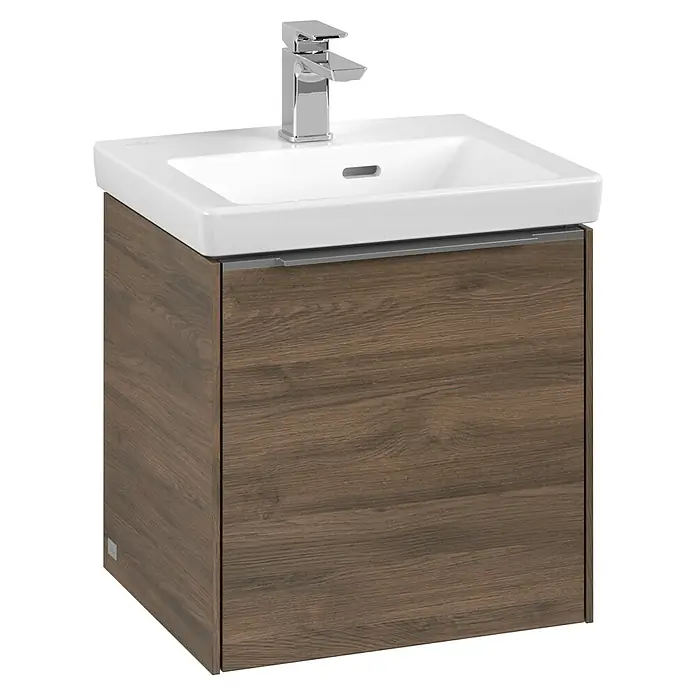 Villeroy & Boch Subway 3.0 Waschbeckenunterschrank - Arizona Oak, Anzahl Türen: 1 Stk., Farbe Griff: Aluminium glänzend, B x T x H: 42,3 x 37,8 x 42,9 cm, DIN Anschlag: Links - Das Bild zeigt einen Waschtischunterschrank mit einem weißen Waschbecken und einer modernen Armatur. Der Schrank hat eine Holzoptik.