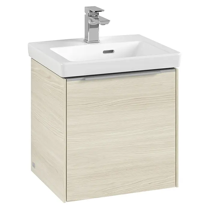 Villeroy & Boch Subway 3.0 Waschbeckenunterschrank - White Oak, Anzahl Türen: 1 Stk., Farbe Griff: Aluminium glänzend, B x T x H: 42,3 x 37,8 x 42,9 cm, DIN Anschlag: Links - Ein Waschbeckenunterschrank in Holzoptik mit einem modernen, eckigen Waschbecken und einem Chrom-Wasserhahn. Stilvolles Design für jedes Badezimmer.