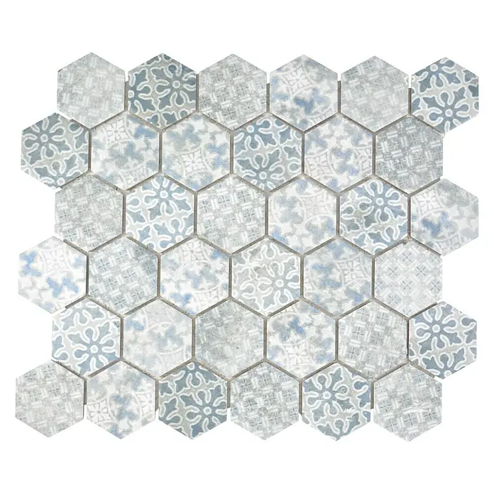 Mosaikfliese Hexagon HX CURIO A - 32,5 x 28,1 cm, Blau, Matt - Detailaufnahme eines Mosaiks aus sechseckigen Fliesen in verschiedenen Grau- und Blautönen mit floralen Mustern, ideal für Bad oder Küche.