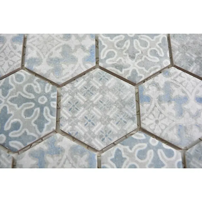 Mosaikfliese Hexagon HX CURIO A - 32,5 x 28,1 cm, Blau, Matt - Nahaufnahme von blauen und grauen Mosaikfliesen in Sechseckform mit filigranen Mustern, die ein dekoratives Element für Innenräume darstellen.