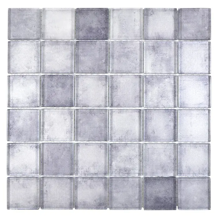 Mosaikfliese Quadrat Crystal SKY 456 - 30 x 30 cm, Grau, Glänzend - Nahaufnahme eines quadratischen Mosaiks aus Glasfliesen in Grau- und Weißtönen, ideal für moderne Wand- oder Bodendesigns.