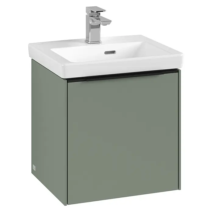 Villeroy & Boch Subway 3.0 Waschbeckenunterschrank - Soft Green, Anzahl Türen: 1 Stk., Farbe Griff: Volcano Black, B x T x H: 42,3 x 37,8 x 42,9 cm, DIN Anschlag: Links - Ein moderner Waschtisch mit einer graugrünen Unterschrankkommode und einem schlanken, verchromten Wasserhahn. Perfekt für ein stilvolles Badezimmer.