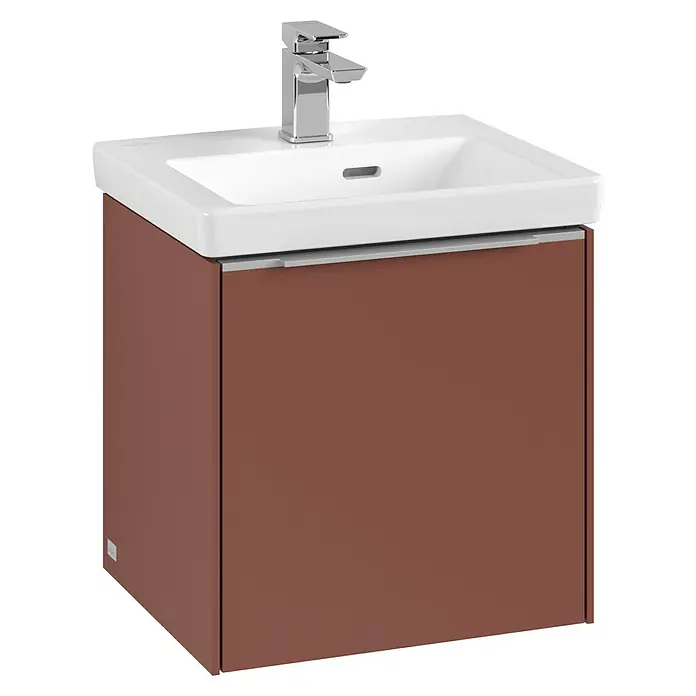 Villeroy & Boch Subway 3.0 Waschbeckenunterschrank - Wine Red, Anzahl Türen: 1 Stk., Farbe Griff: Aluminium glänzend, B x T x H: 42,3 x 37,8 x 42,9 cm, DIN Anschlag: Links - Ein moderner Waschtisch mit Unterschrank in Braun und einem weißen Waschbecken mit Armatur für das Badezimmer.