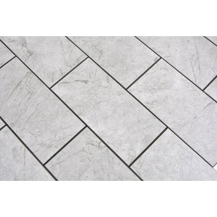 Selbstklebemosaik SAM 4SW09MLM - 29,5 x 29 cm, Grau, Matt - Nahaufnahme von hellgrauen Marmorfliesen mit dunklen Fugen, die diagonal verlegt sind und eine elegante, moderne Oberfläche ergeben.