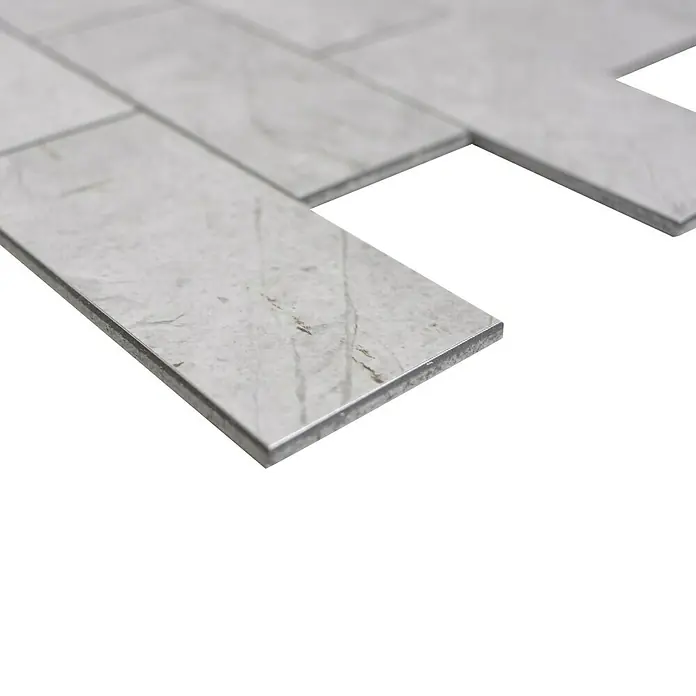 Selbstklebemosaik SAM 4SW09MLM - 29,5 x 29 cm, Grau, Matt - Nahaufnahme von grauen Marmorfliesen, die ein modernes und elegantes Design für Innenräume zeigen.