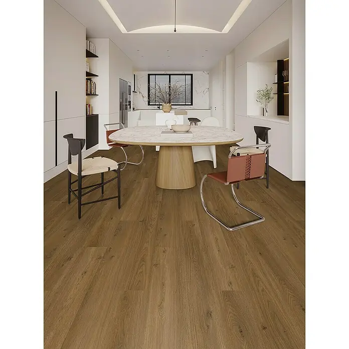 Vinylboden Rigid - Dark Walnut, Landhausdiele, 1.220 x 180 x 3,5 mm - Elegantes Esszimmer mit modernem Holzboden, der Wärme und Stil verleiht. Der Boden harmoniert perfekt mit den Möbeln und der Raumgestaltung.